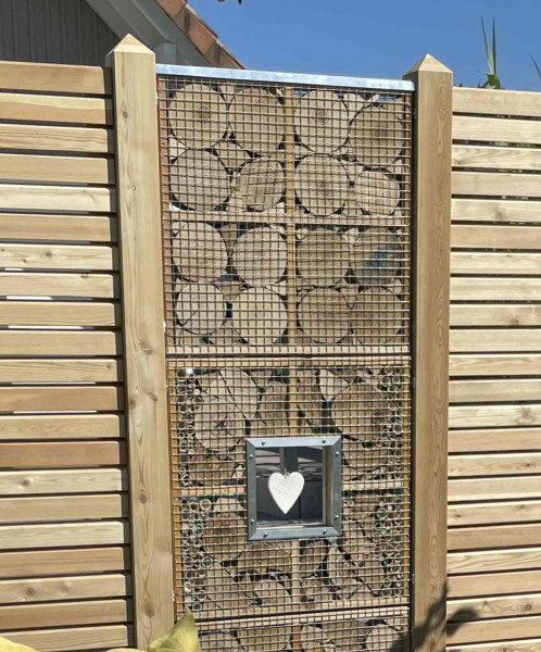 APIARY R hmyzí hotel s oknem